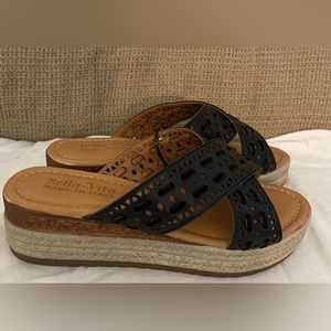 NWOT Bella Vita Made in Italy women’s Exa-Italy Wedge Sandel leather 8 1/2 W